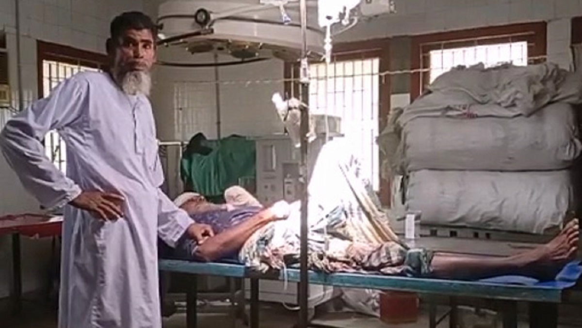 জমি লিখে না দেয়ায় কুপিয়ে বাবার হাতের আঙ্গুল বিচ্ছিন্ন