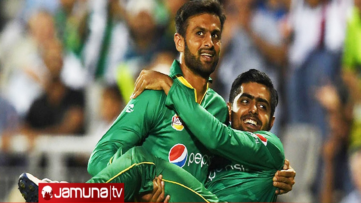 ঢাকায় পৌঁছেছেন বাবর আজম-শোয়েব মালিক