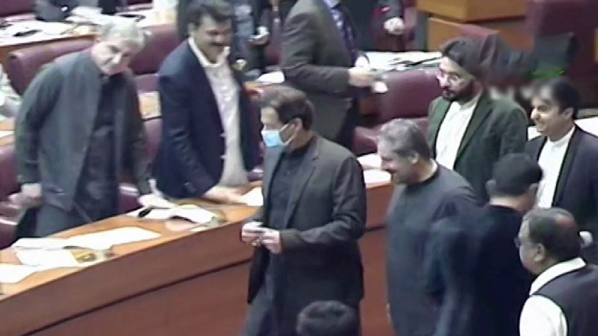 এখন থেকে প্রবাসী পাকিস্তানিরাও দিতে পারবেন ভোট! নতুন আইন নিয়ে রণক্ষেত্র পাক পার্লামেন্ট