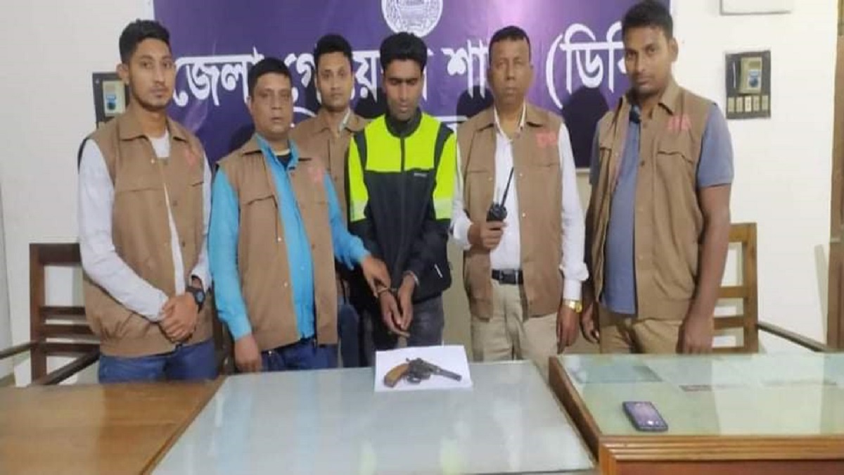 পিরোজপুরে পিস্তলসহ যুবক আটক