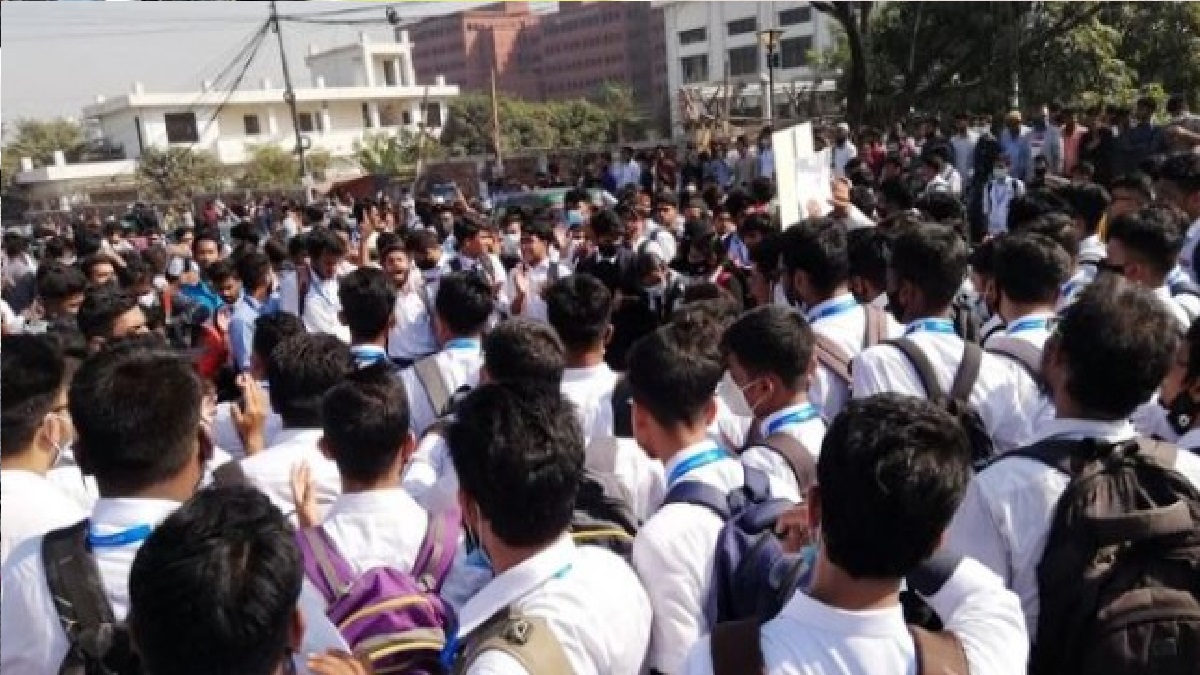 বাসচাপায় শিক্ষার্থীর মৃত্যু, রামপুরা ব্রিজে সহপাঠীদের বিক্ষোভ