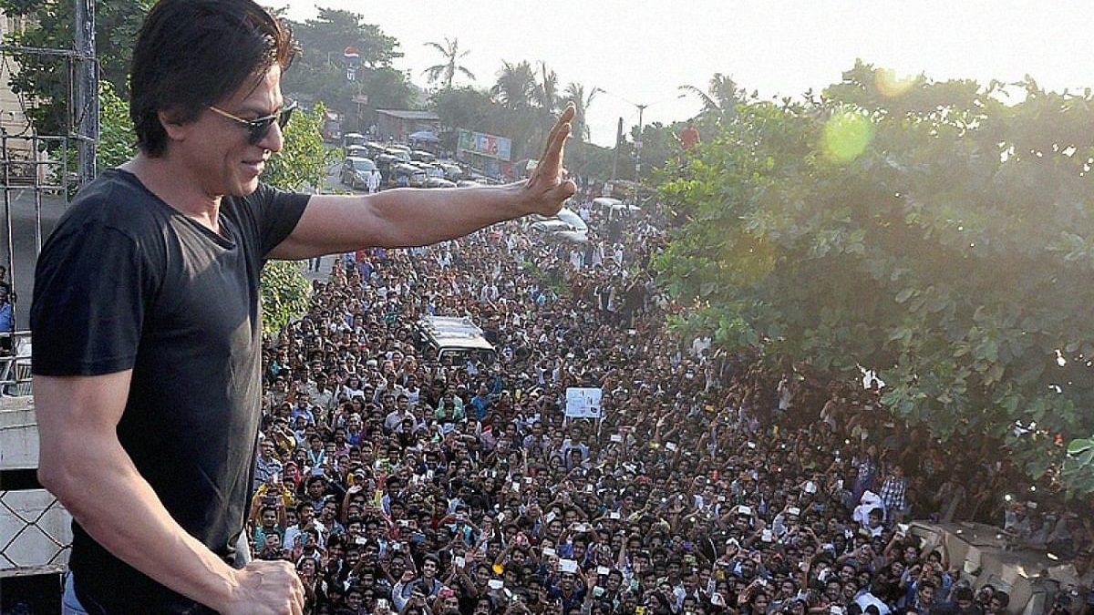 শাহরুখ খানকে নিয়ে এক বাংলাদেশি নারীসহ ভক্তদের যত উদ্ভট কাণ্ড!