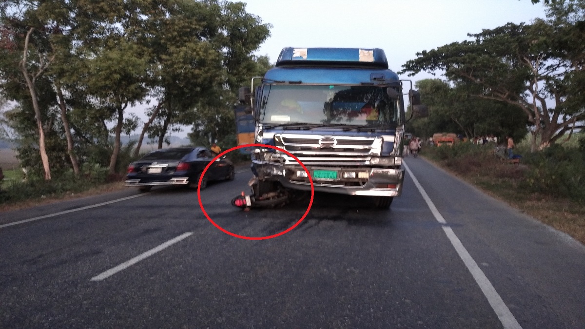 সিরাজগঞ্জে লরি চাপায় ৩ মটরসাইকেল আরোহী নিহত