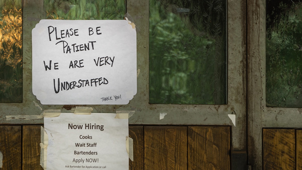 গত দুই বছরে যুক্তরাজ্য ছেড়েছেন ৩ লক্ষ শ্রমিক