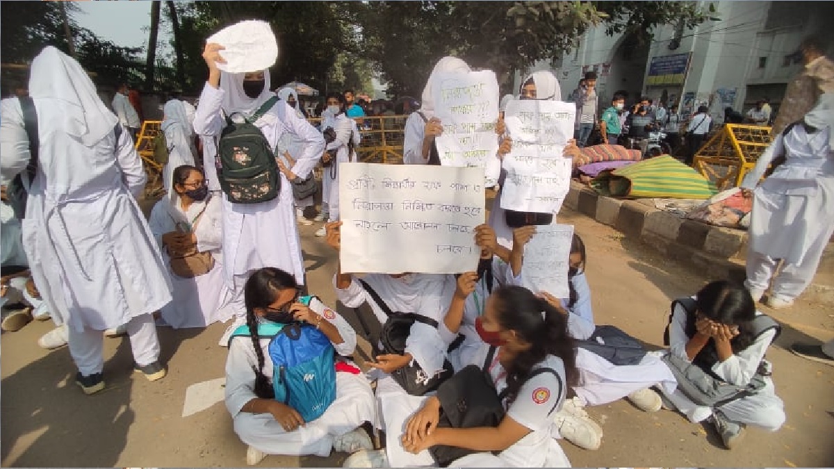 ছাত্রীকে ধর্ষণের হুমকি দেয়া বাসচালক ও হেলপার আটক