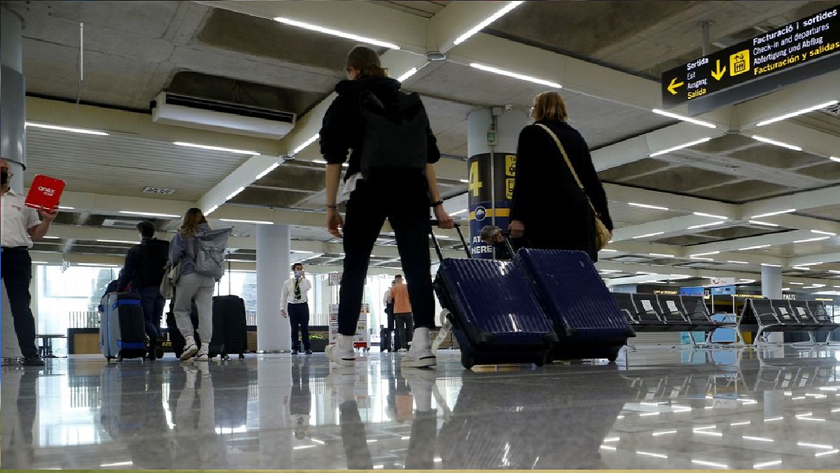 জরুরি অবতরণ বিমানের, পালিয়ে যাওয়ার চেষ্টা ১২ যাত্রীর