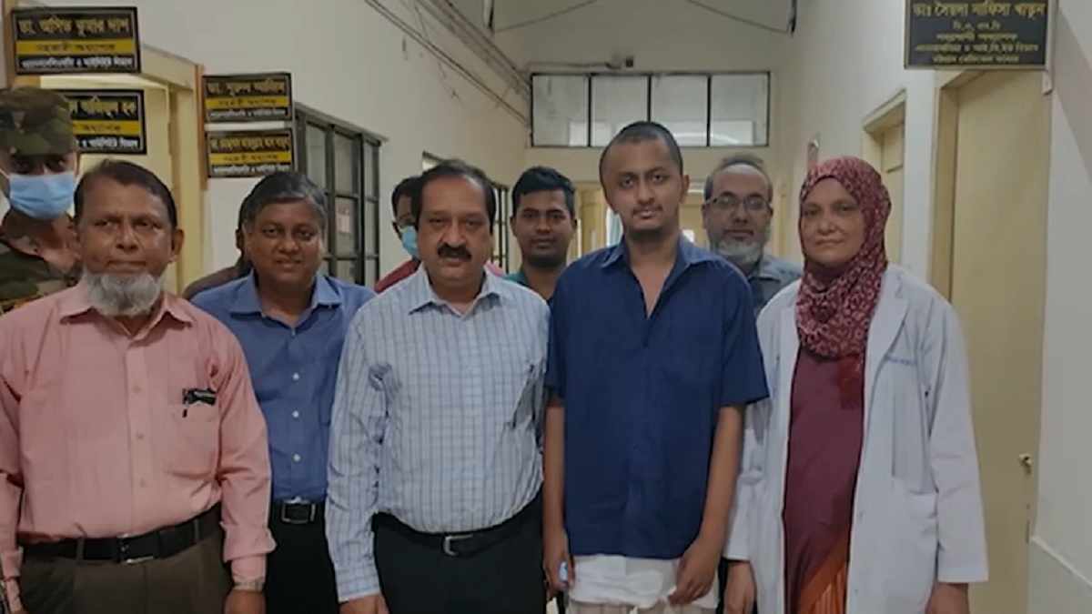 ‘মাথায় হাড় নেই, চাপ দিবেন নাহ’; বাড়ি ফিরলেন সেই আকিব