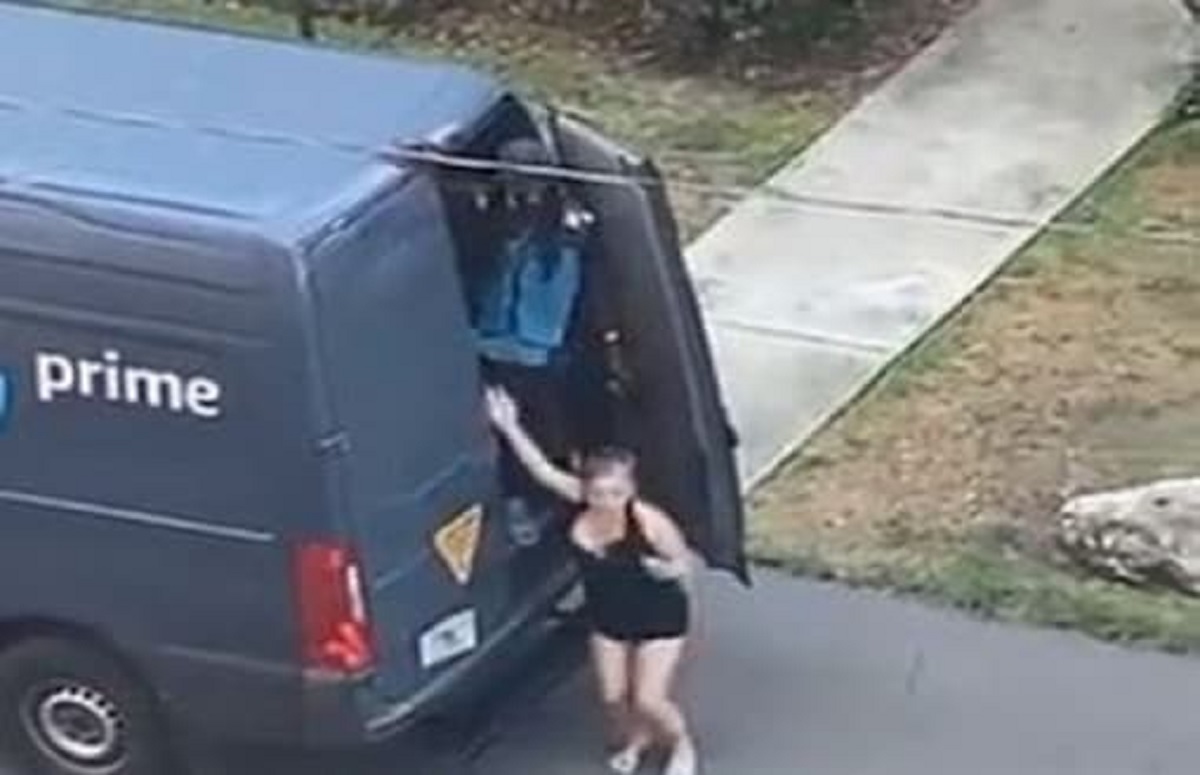 অ্যামাজনের ডেলিভারি গাড়ি থেকে চুপিচুপি বের হলেন নারী! চাকরি গেলো ড্রাইভারের