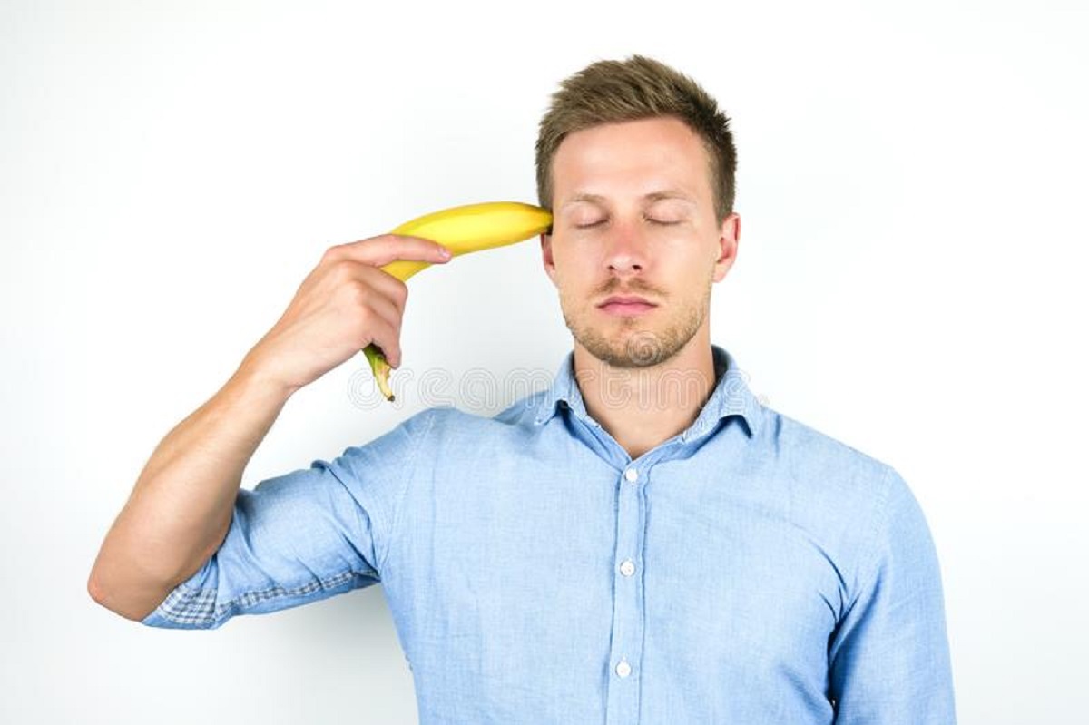 যে কারণে কলা এতো বিতর্কিত ফল