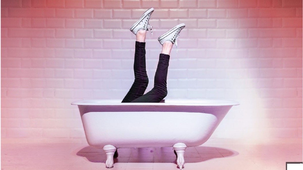 দরজা ভেঙে ঘরে ঢুকে মদে গোসল চোরের!