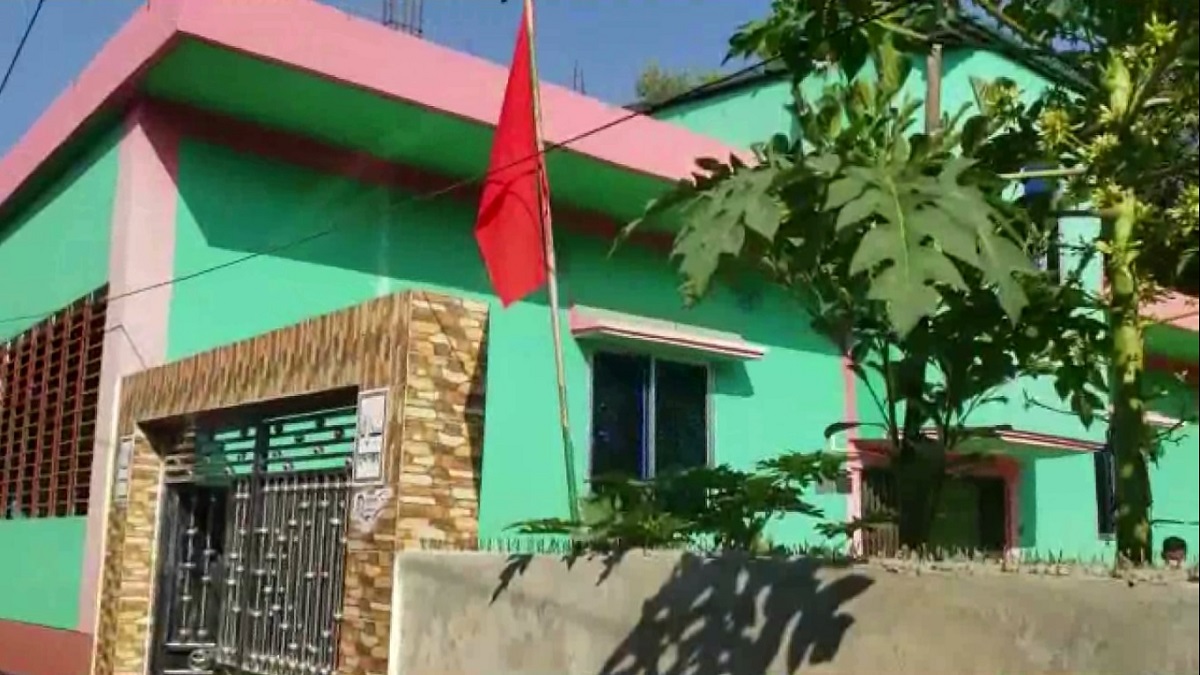 ব্রাহ্মণবাড়িয়ায় ৭ দক্ষিণ আফ্রিকা ফেরত প্রবাসীর বাড়িতে লাল পতাকা