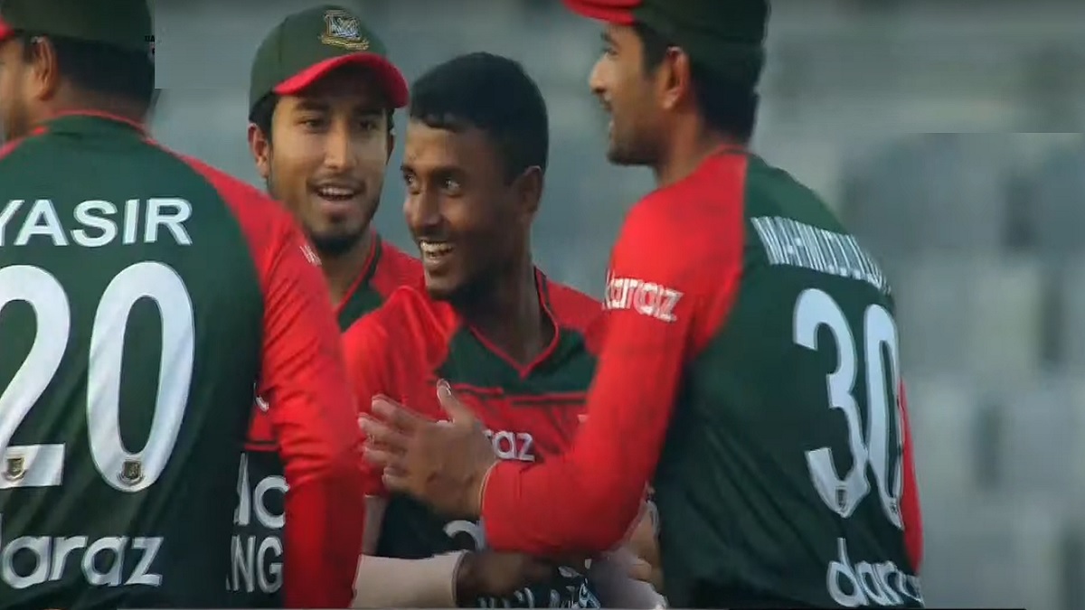 বাবরকে ফেরালেন আমিনুল, রানের গতি নিয়ন্ত্রণে