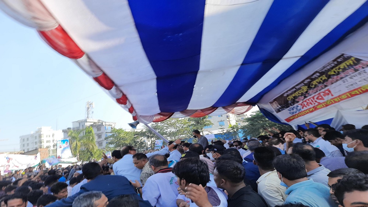 নেতাকর্মীর ভারে ভেঙে পড়লো বিএনপির সমাবেশের মঞ্চ (ভিডিও)