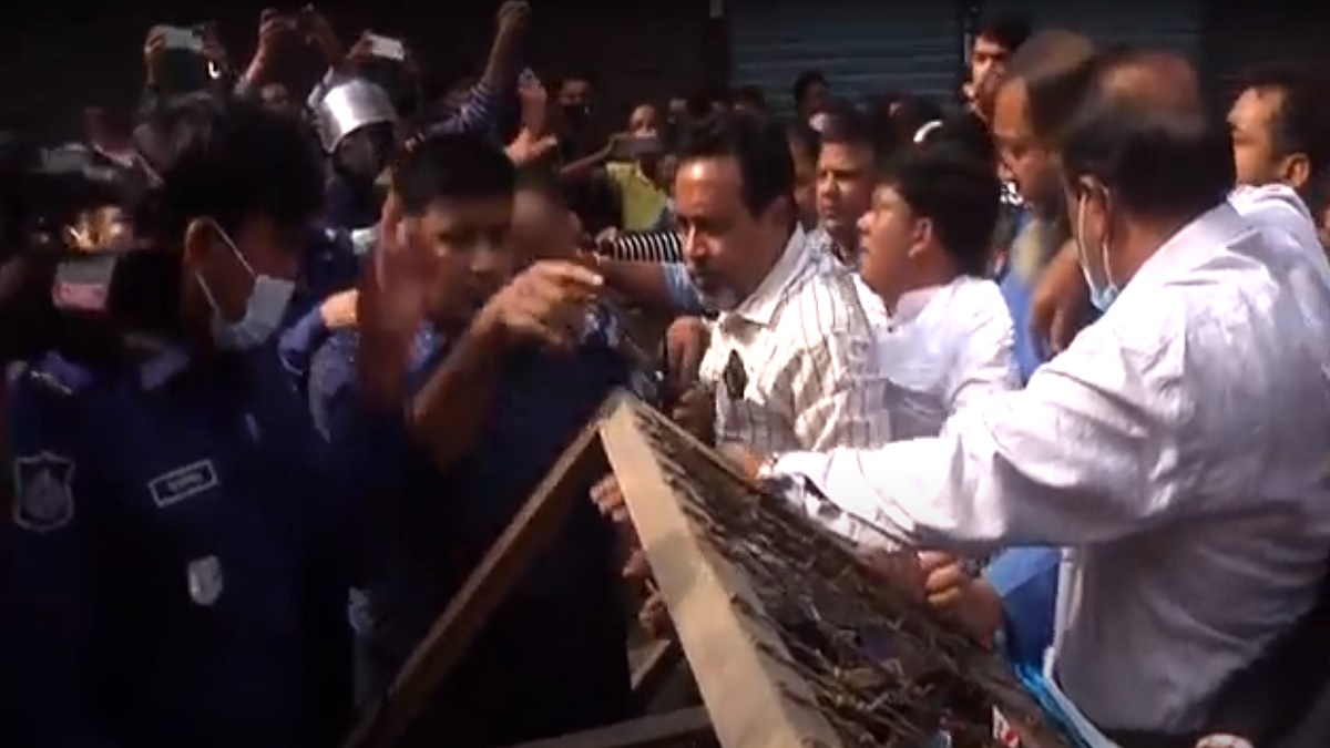 বগুড়ায় ব্যারিকেড ভেঙে ডিসির কাছে বিএনপির স্মারকলিপি