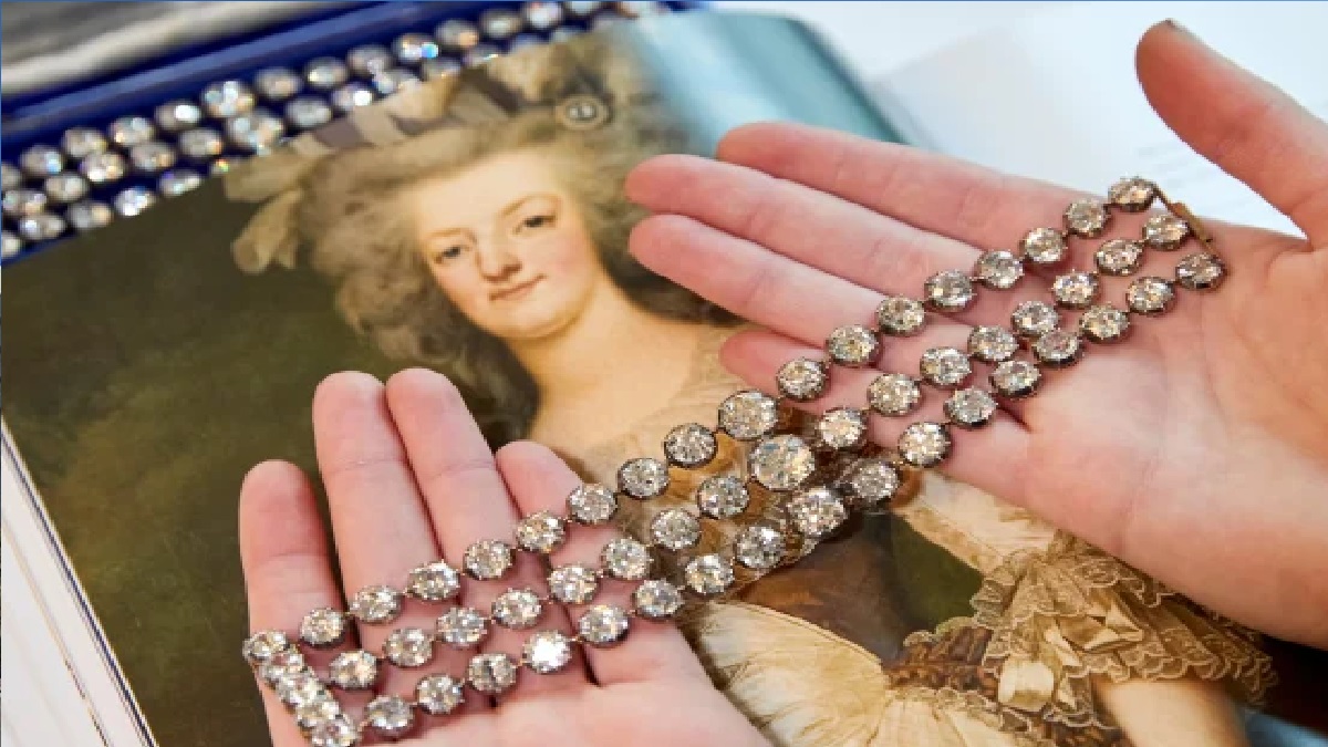 দু’শ বছরের পুরনো ব্রেসলেট বিক্রি হলো ৭২ কোটি টাকায়!