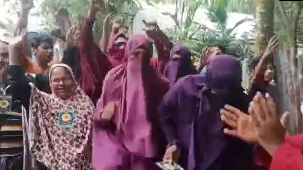 নির্বাচনি প্রচারণায় বোরকা পরে পুরুষদের নাচ