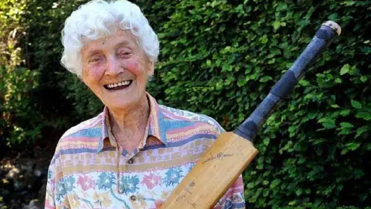 সুস্থ থাকতে ওয়াইন ও ইয়োগার পরামর্শ ১১০ বছর বয়সী নারী ক্রিকেটারের