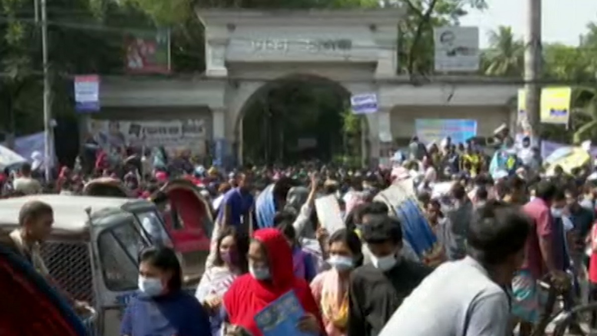 পরীক্ষার দিনেই পরিবহন ধর্মঘট, ভোগান্তিতে চাকরি ও ভর্তি প্রার্থীরা