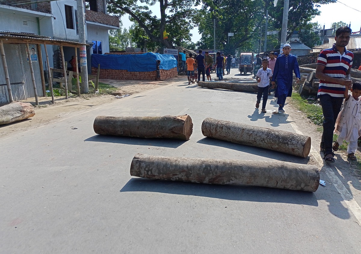 গাইবান্ধায় ইউপি সদস্য হত্যা: বিক্ষুদ্ধ জনতার বিক্ষোভ ও সড়ক অবরোধ
