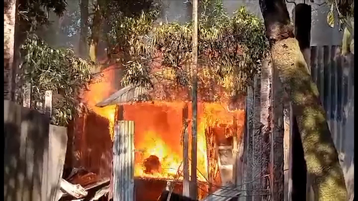 গাইবান্ধায় বিজয়ী ইউপি সদস্য হত্যায় অভিযুক্ত আরিফের বাড়িতে অগ্নিসংযোগ