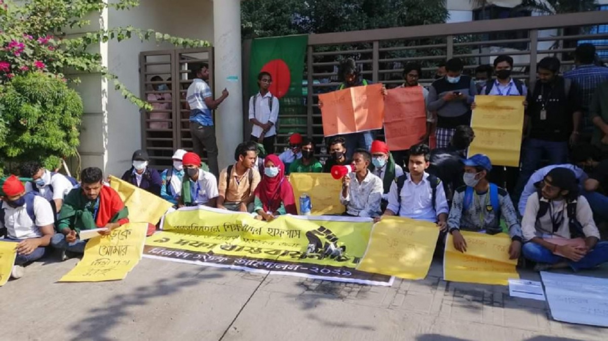 শর্ত দিয়ে হাফ ভাড়ার সিদ্ধান্ত প্রত্যাখ্যান শিক্ষার্থীদের