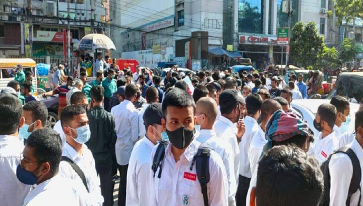 হাফ পাসের দাবিতে আন্দোলনকারী ধানমন্ডি আইডিয়ালের শিক্ষার্থীকে ছাড়া হলো