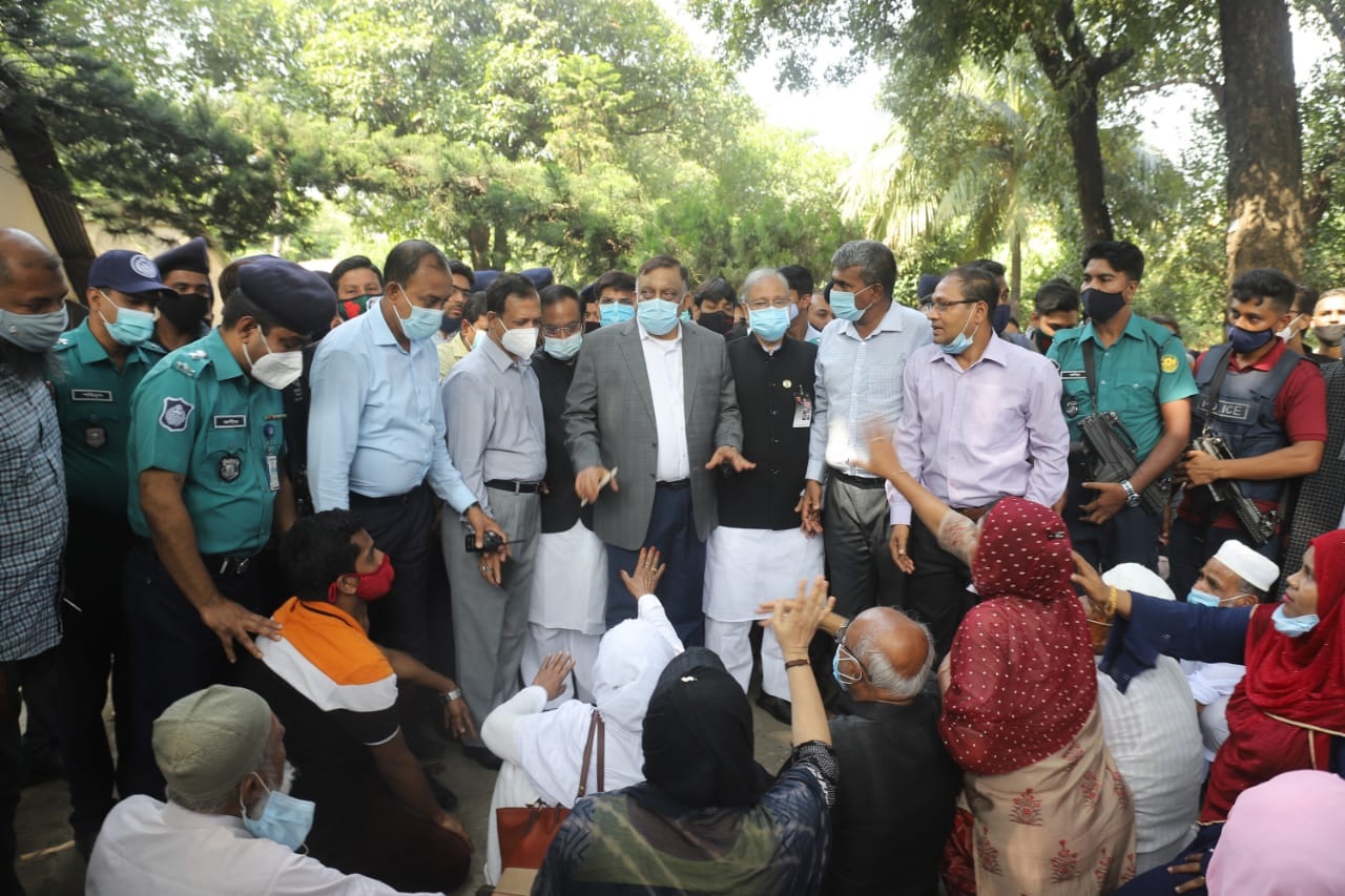 ‘আমার বাবার কবর কোথায় মন্ত্রী?’