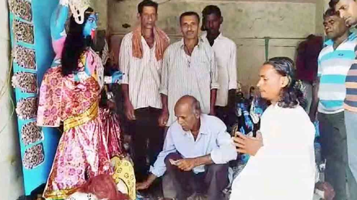 ভারতে পূজা কমিটিকে প্রতিমা উপহার দিলেন এক মুসলিম, করলেন প্রণামও