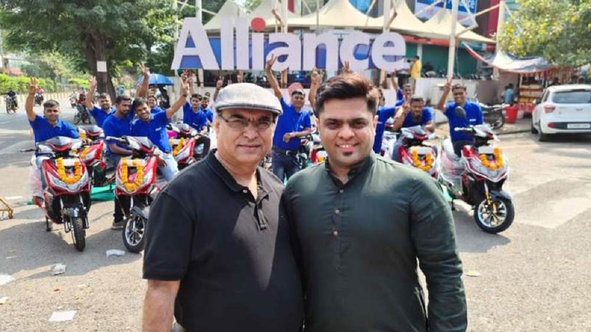 দীপাবলি উপলক্ষে প্রতিষ্ঠানের সব কর্মীকে ইলেক্ট্রিক স্কুটার উপহার!