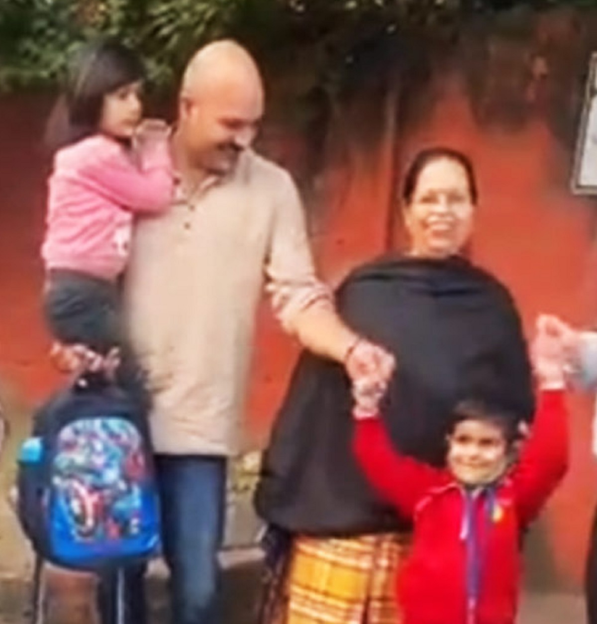 সন্তানের প্রথম দিনের স্কুল, ব্যান্ডপার্টি নিয়ে হাজির গোটা পরিবার!