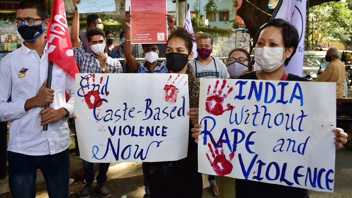 অন্য জাতের ছেলেকে বিয়ে করায় মেয়েকে ধর্ষণের পর হত্যা করলো বাবা!