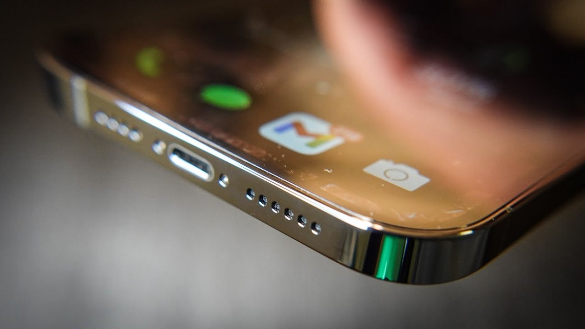 আইফোনের সাথে চার্জার না পাওয়ায় অ্যাপলের বিরুদ্ধে ৫ চীনা শিক্ষার্থীর মামলা