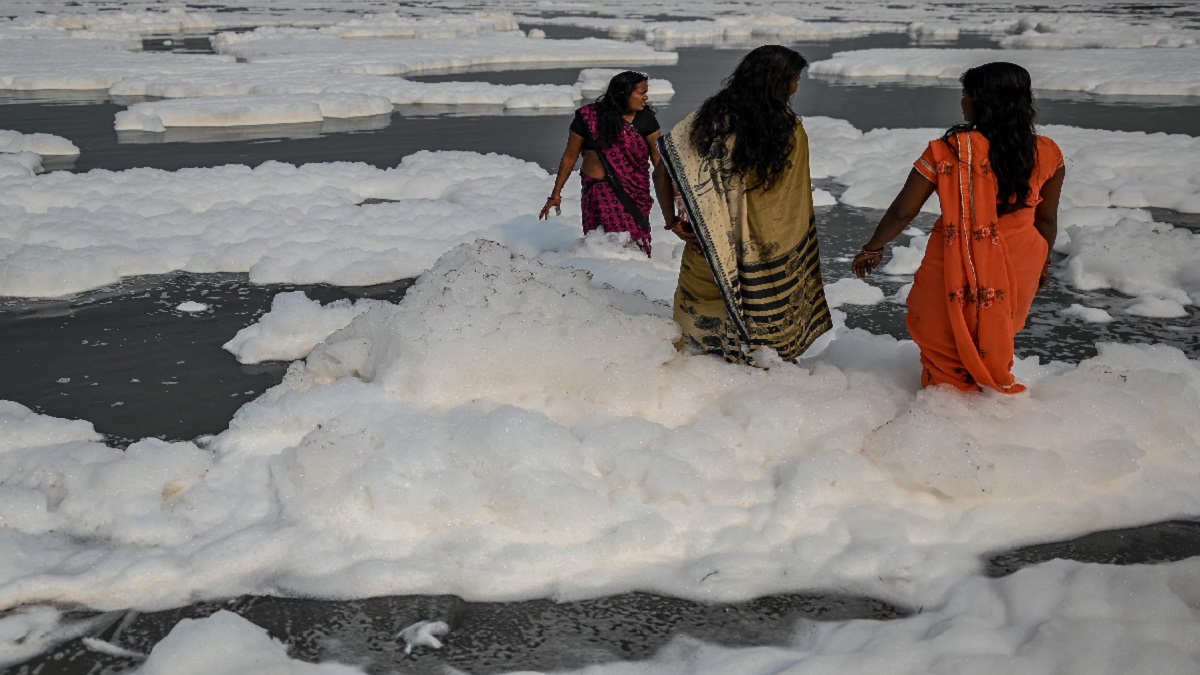 বিষাক্ত ফেনায় ছেয়ে গেছে যমুনা নদী