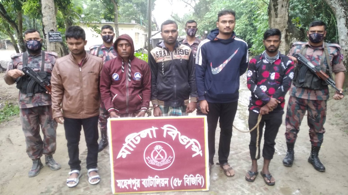 অবৈধভাবে সীমান্ত অতিক্রমকালে ২ দালালসহ আটক ৫