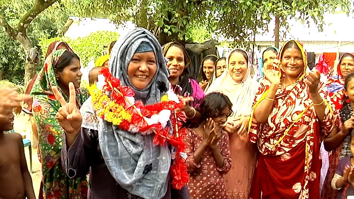 প্রেমের টানে ছুটে আসা বিদেশিনী এবার ইউপি মেম্বার