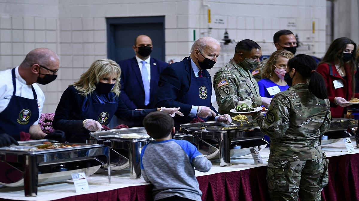 থ্যাংকস গিভিংয়ের খাবার বণ্টন করলেন বাইডেন ও কমলা হ্যারিস