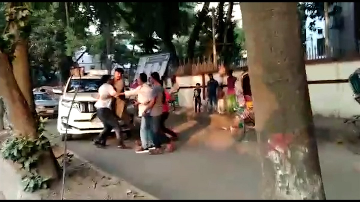 হর্ন দিয়ে সাইড চাওয়ায় সাংবাদিকের ওপর ছাত্রলীগ পরিচয়ধারীদের হামলা