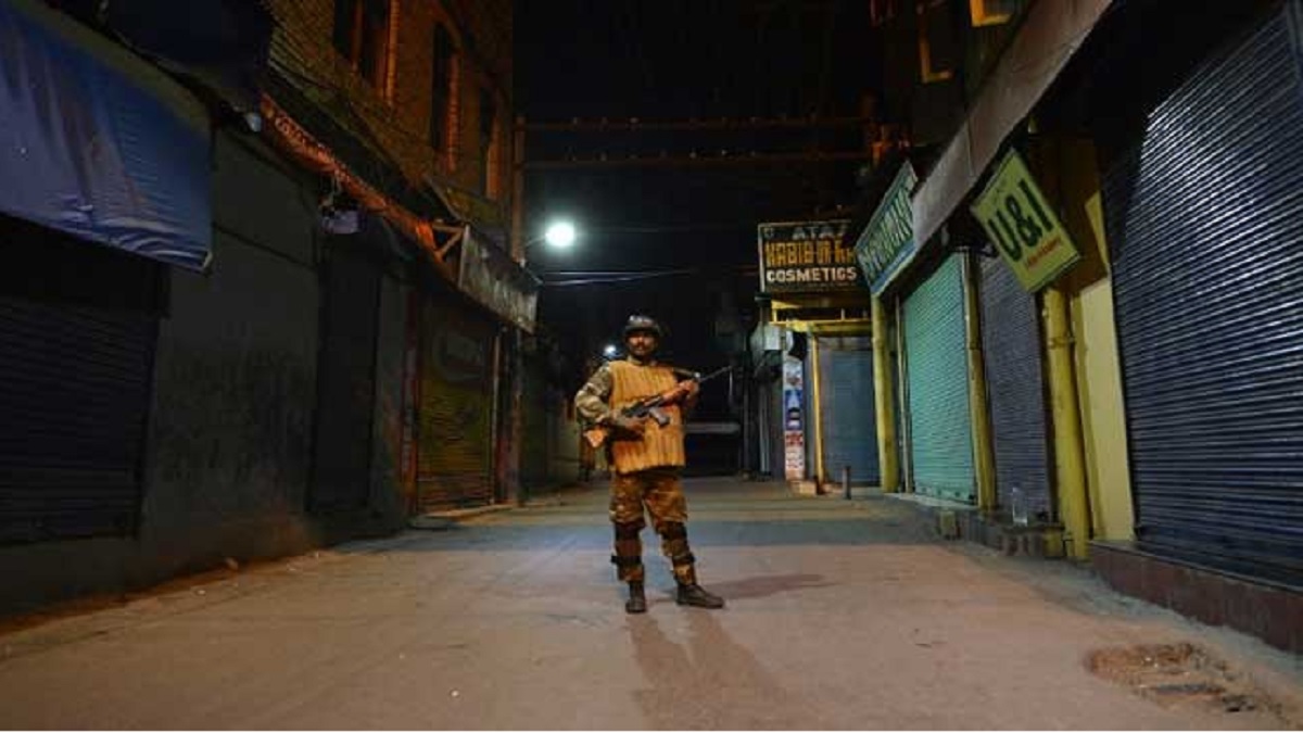 কাশ্মিরে কর্তব্যরত পুলিশ সদস্যকে গুলি করে হত্যা