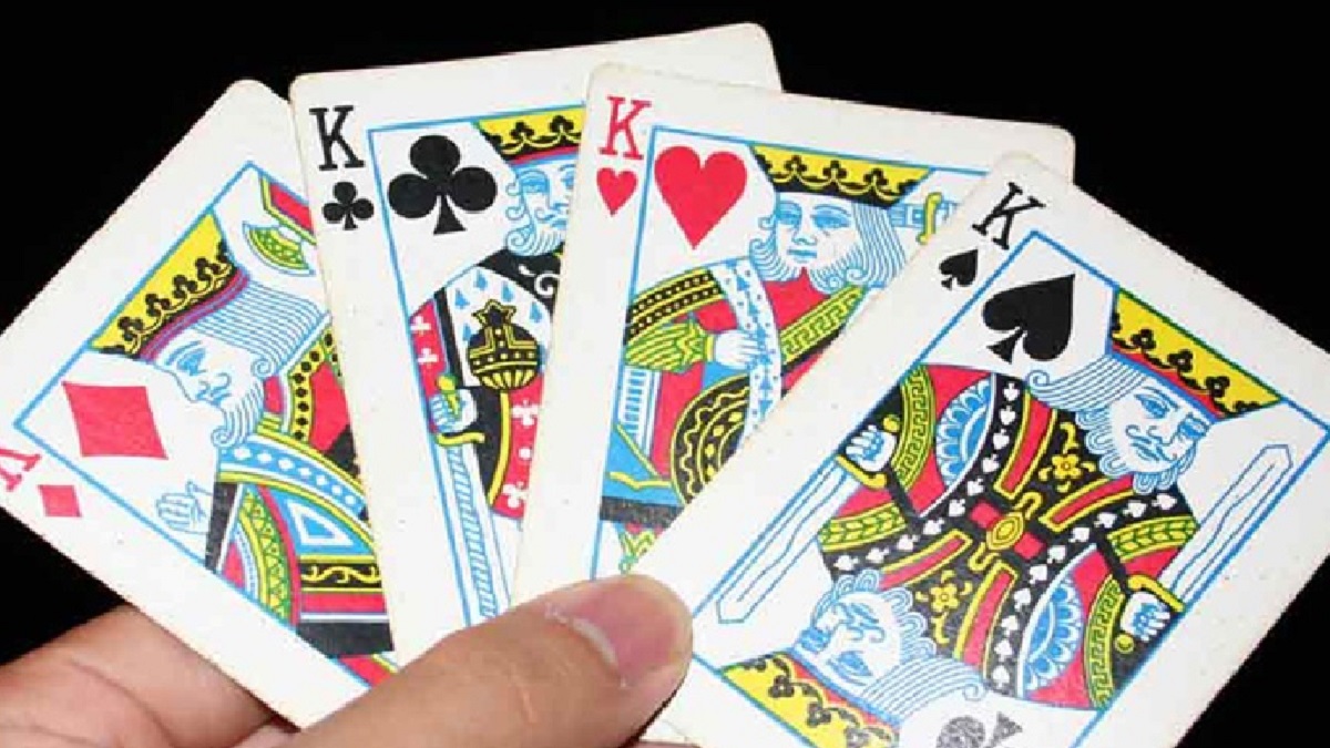 কিং অফ হার্টস’র গোঁফ থাকে না কেন?