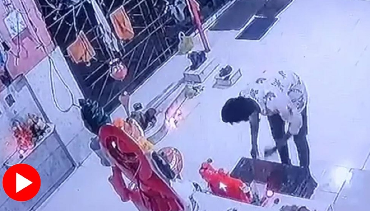 প্রণাম করেই চুরি করলো মন্দিরের টাকার বাক্স! (ভিডিও)