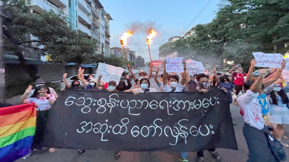 মিয়ানমারে বিক্ষোভকারীদের চিকিৎসা দেয়ায় গ্রেফতার ১৮ চিকিৎসক