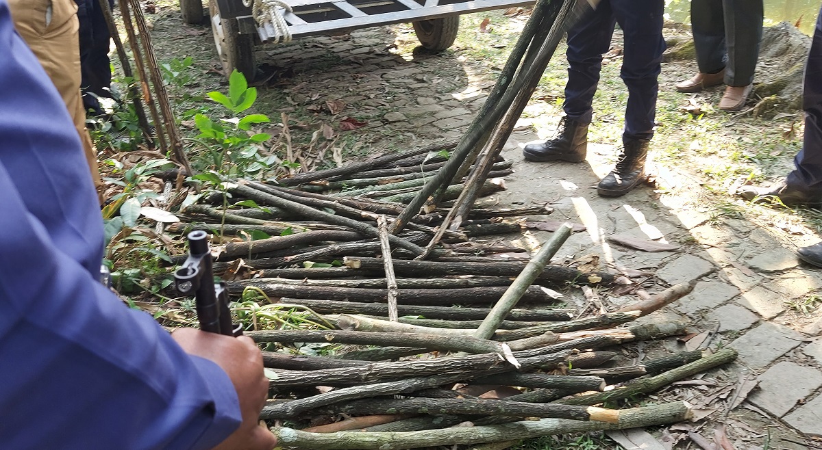 ভোটকেন্দ্রের পাশ থেকে দুই শতাধিক লাঠি উদ্ধার