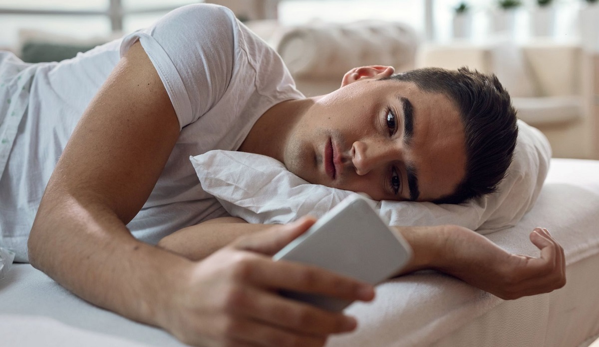 সকালে উঠেই মোবাইলে চোখ? স্বাস্থ্যগত ছাড়াও আর যেসব ক্ষতি হচ্ছে