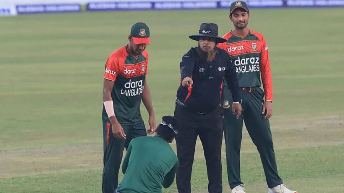 ভক্তের প্রবেশে বিপদ বাড়লো মোস্তাফিজের