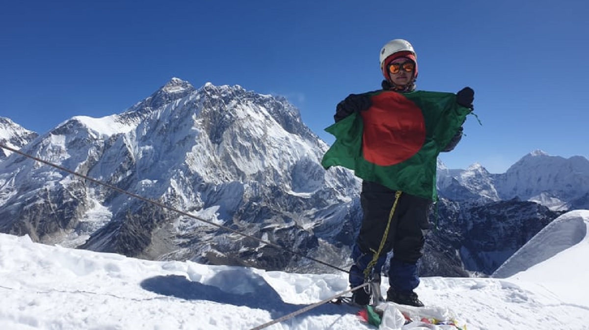 প্রথম বাংলাদেশি নারী হিসেবে নেপালের লেবুচে পাহাড় চূড়ায় জয়নাব