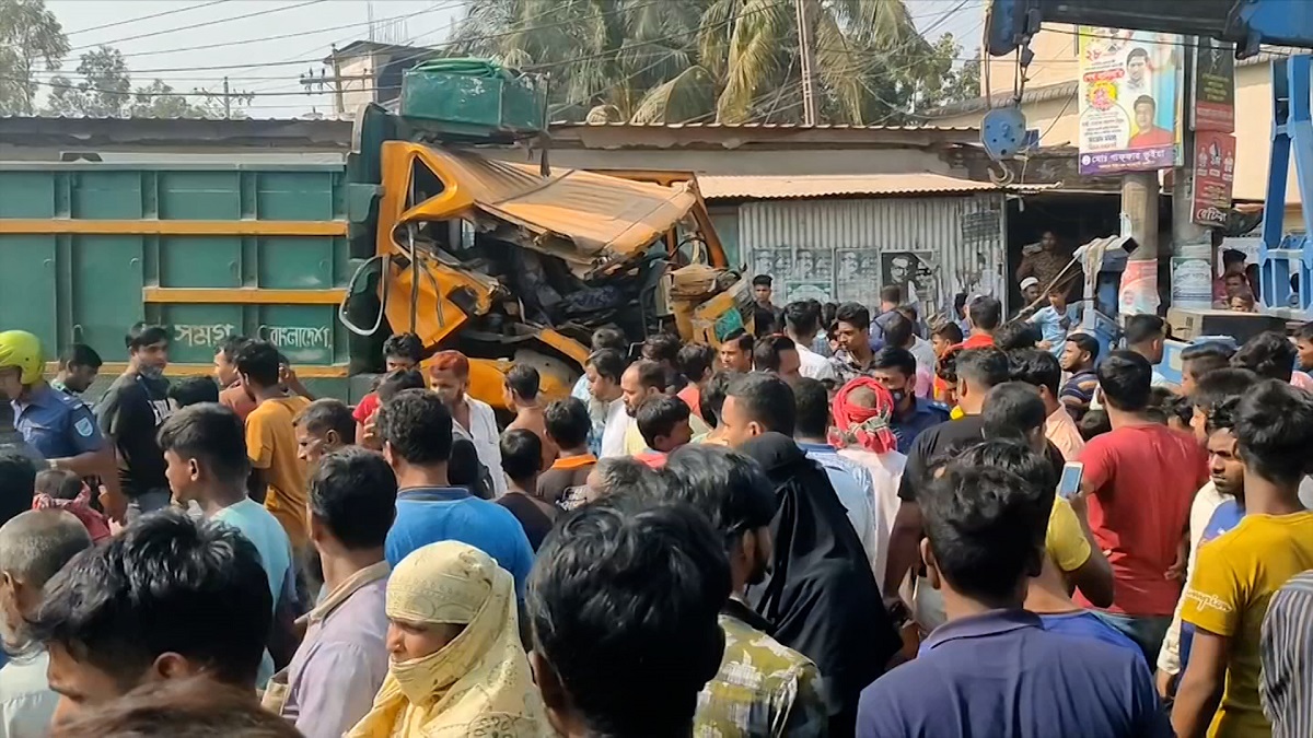 বেপরোয়া ট্রাক চাপা দিলো ৭টি যানবহন, মৃত্যু ১ জনের