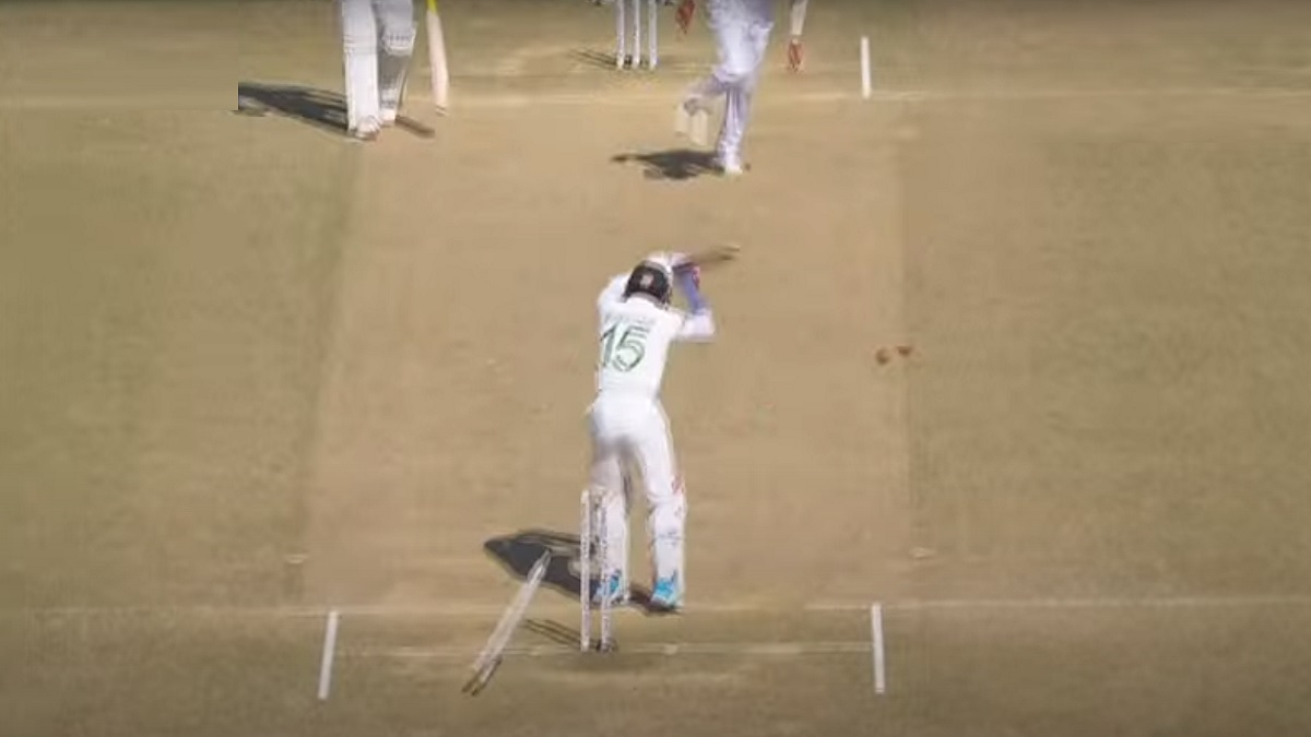 দিনের শুরুতেই আউট মুশফিক; লড়ছেন রাব্বি ও লিটন