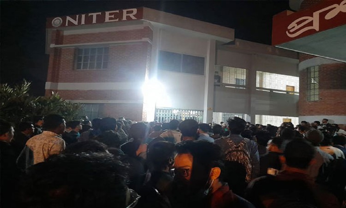 আশুলিয়ায় ৬ দফা দাবিতে নিটার শিক্ষার্থীদের বিক্ষোভ