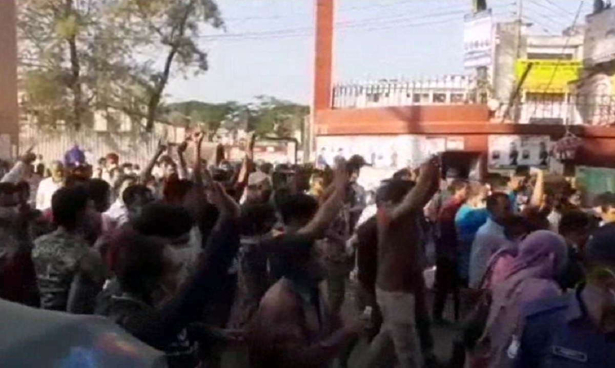 হাসপাতালের তত্ত্বাবধায়ককে লাঞ্ছনা আ’লীগ নেতার, প্রতিবাদে বিক্ষোভ স্বাস্থ্যকর্মীদের