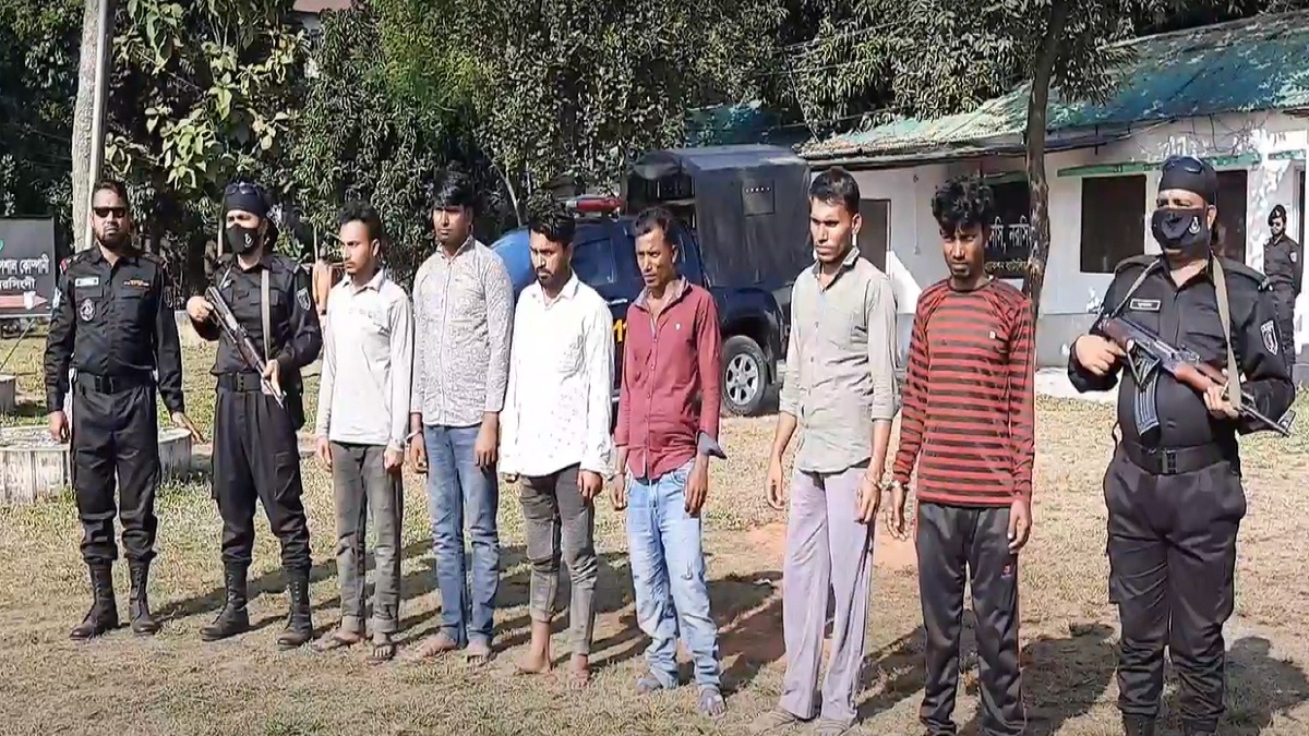 নরসিংদীতে র্যাবের অভিযানে অস্ত্রসহ গ্রেফতার ১২